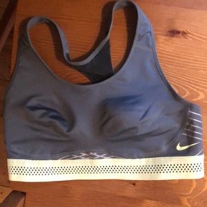 Nike sports bra size small